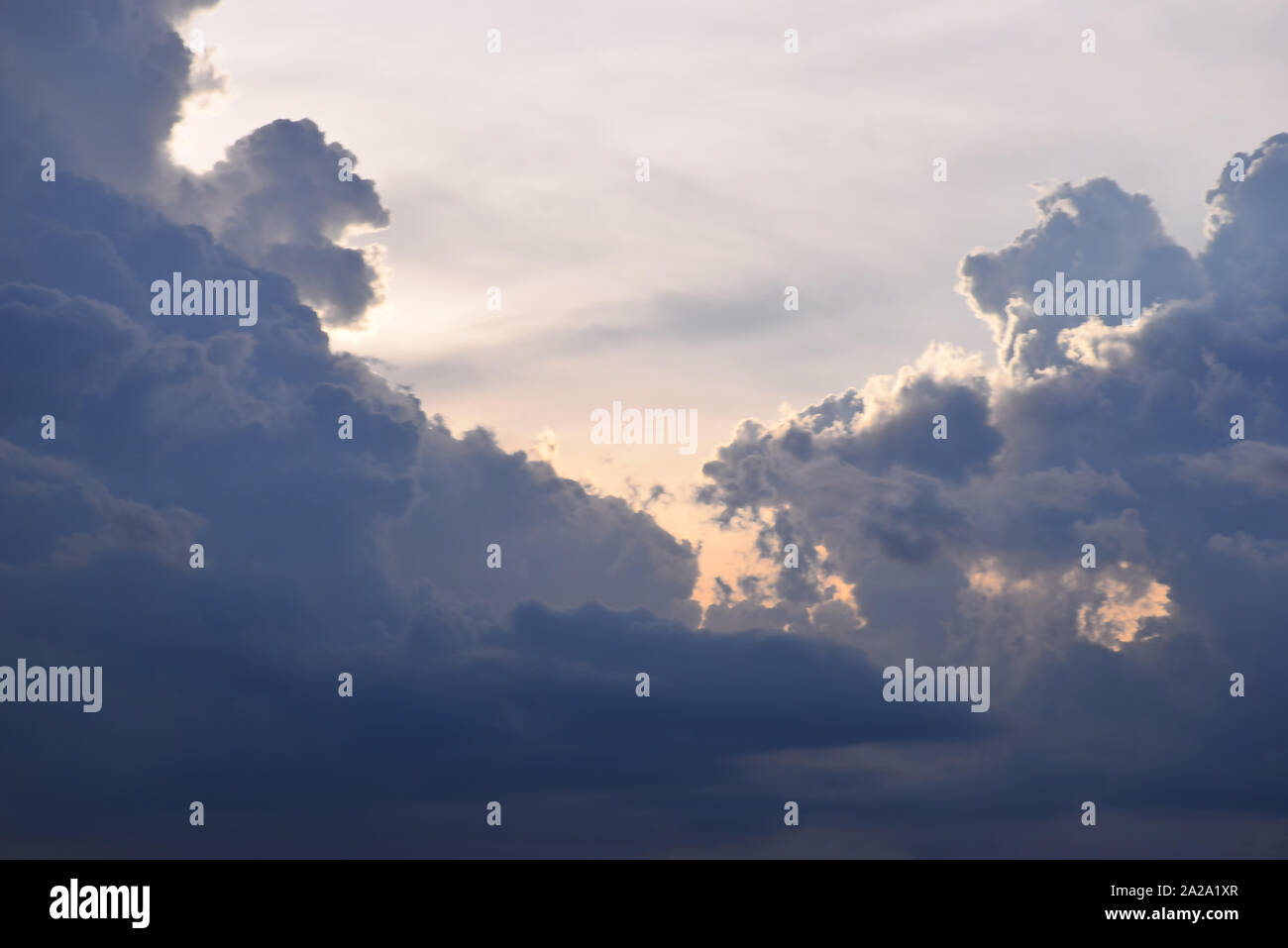 Lever de soleil et coucher de soleil, fond jaune, noir et orange, nuages dans le ciel. Banque D'Images
