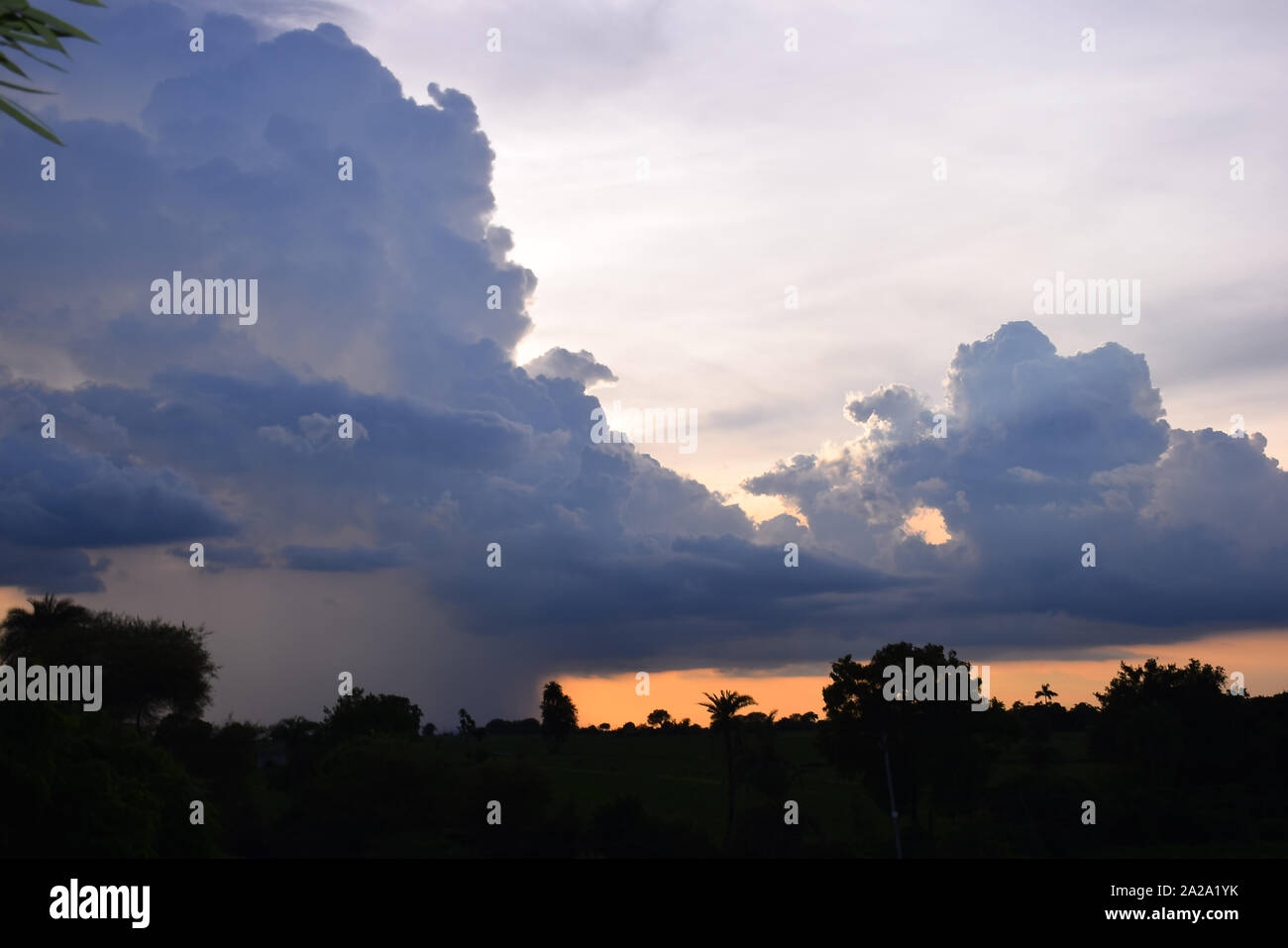 Lever de soleil et coucher de soleil, fond jaune, noir et orange, nuages dans le ciel. Banque D'Images