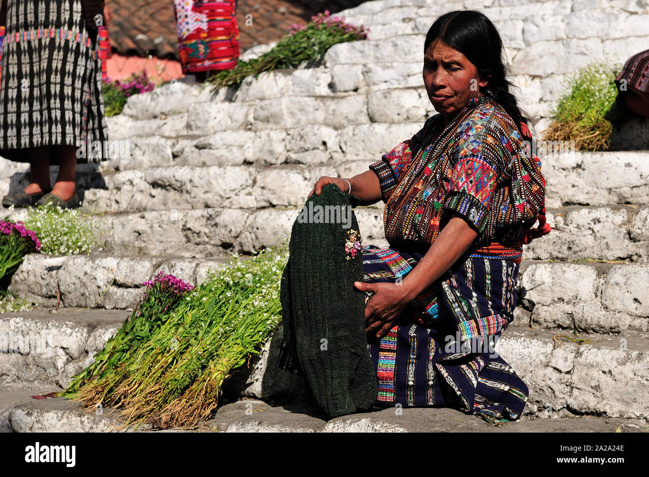 Chichicastenango, Guatemala - 12 janvier 2013 : les femmes ethniques du Guatemala sont vente de fleurs dans les escaliers de l'église dans la ville de Chichicastenango Banque D'Images