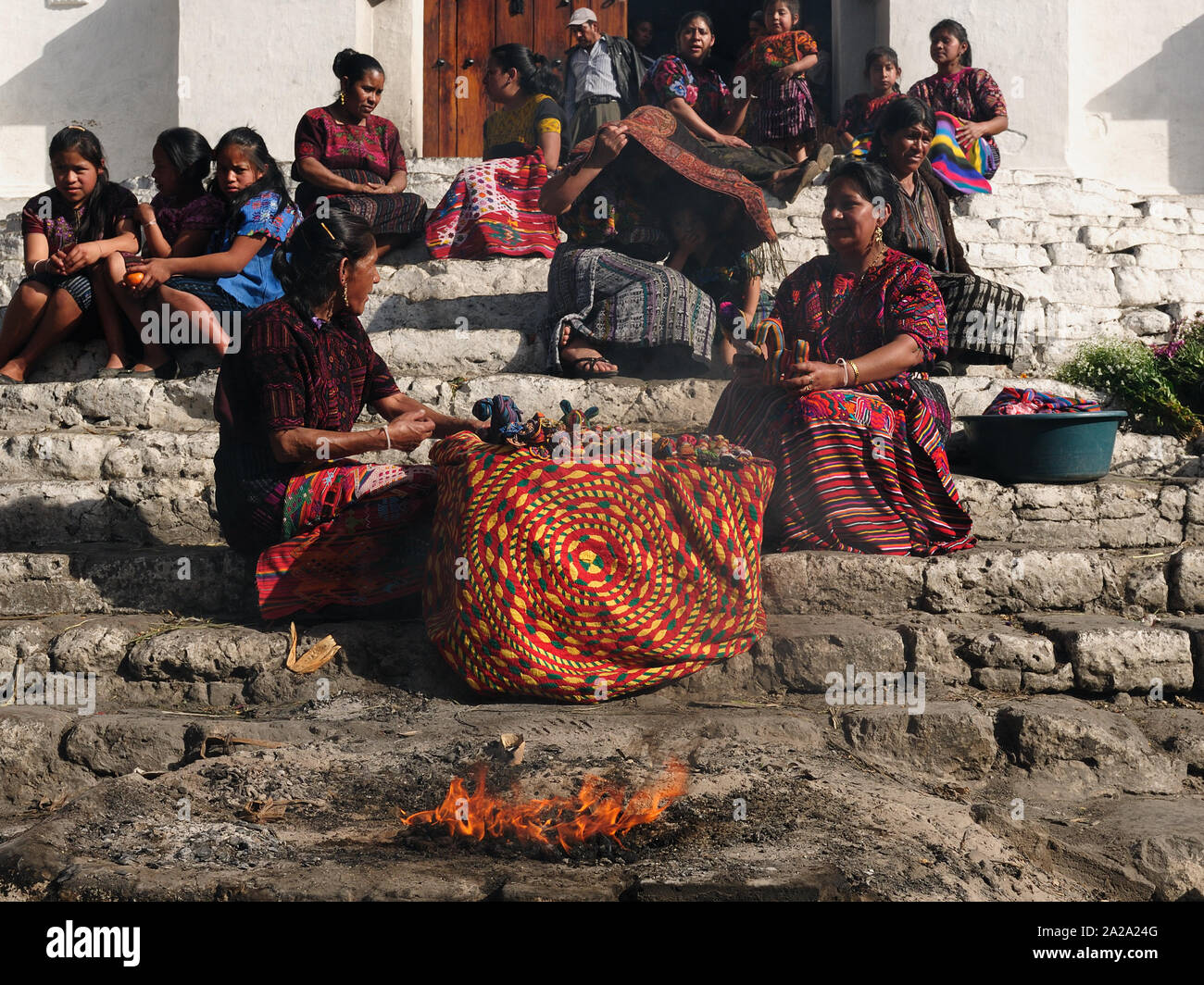 Chichicastenango, Guatemala - 12 janvier 2013 : les femmes ethniques du Guatemala sont la vente de choses secrètes dans les escaliers de l'église dans la ville Chichicastena Banque D'Images