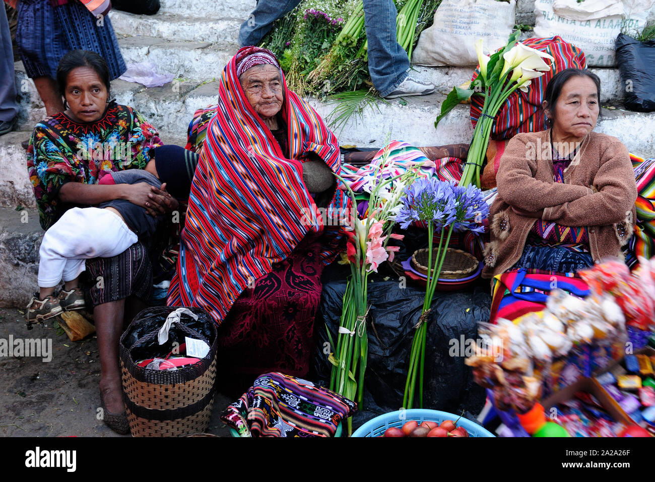 Chichicastenango, Guatemala - 13 janvier 2013 : les femmes ethniques du Guatemala sont vente de fleurs dans les escaliers de l'église dans la ville de Chichicastenango Banque D'Images