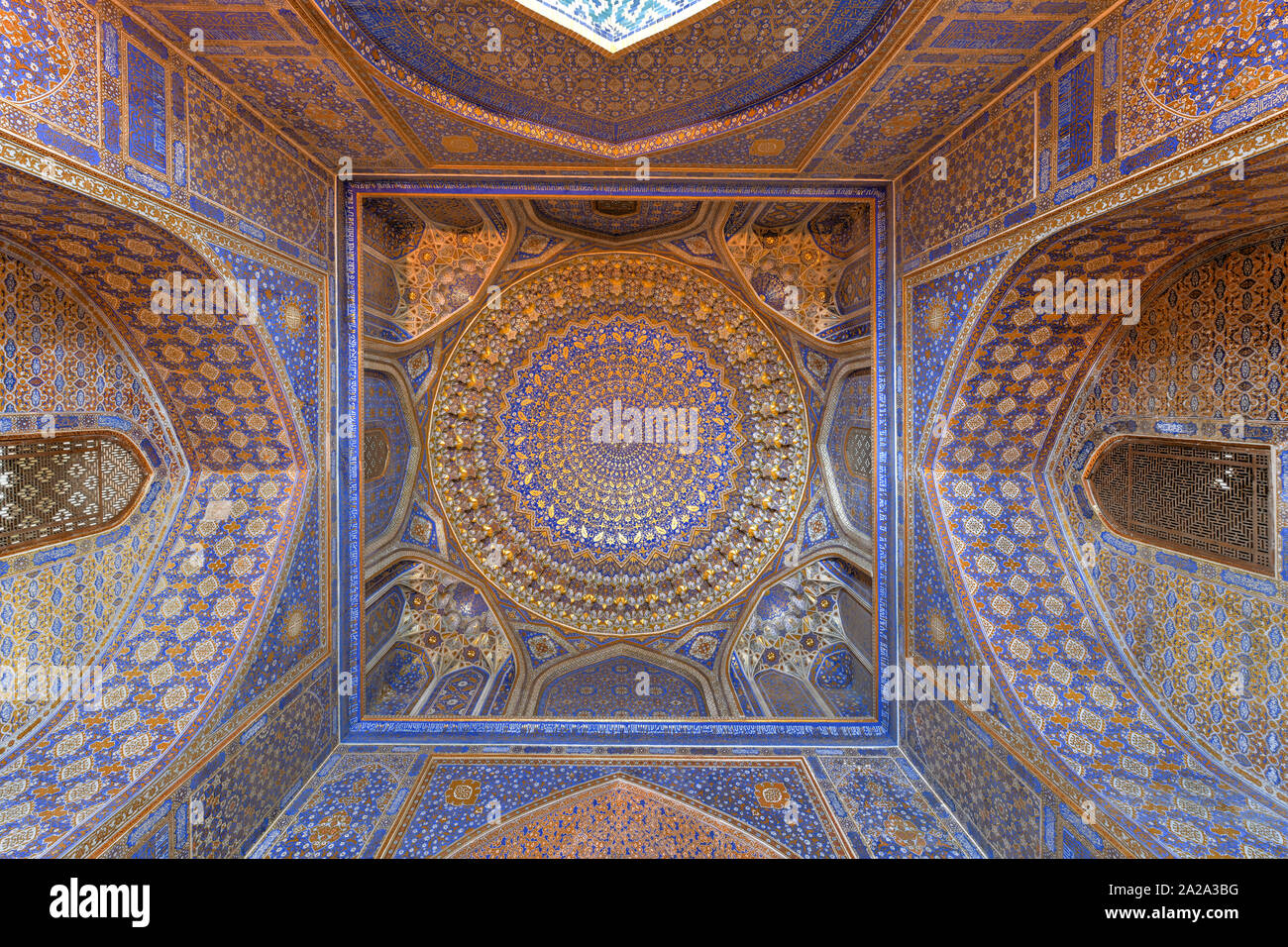 Plafond d'or du Tilya-Kori Madrasah dans le Registan de Samarkand, Ouzbékistan. Banque D'Images