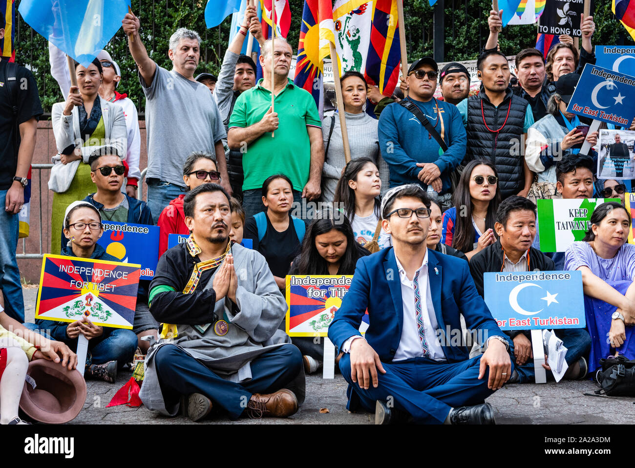 New York, États-Unis. 06Th Oct, 2019. Des manifestants de Turkestan oriental, au Tibet, Taïwan, Hong Kong, la Mongolie, la Mandchourie et rassemblement contre l'oppression chinoise de leur pays d'origine sur le 70e anniversaire de la République populaire de Chine à Dag Hammarskjöld Plaza en face de l'Organisation des Nations Unies à New York le 1 octobre 2019. (Photo de la société Holtermann-Gorden/Pacific Press) Credit : Pacific Press Agency/Alamy Live News Banque D'Images