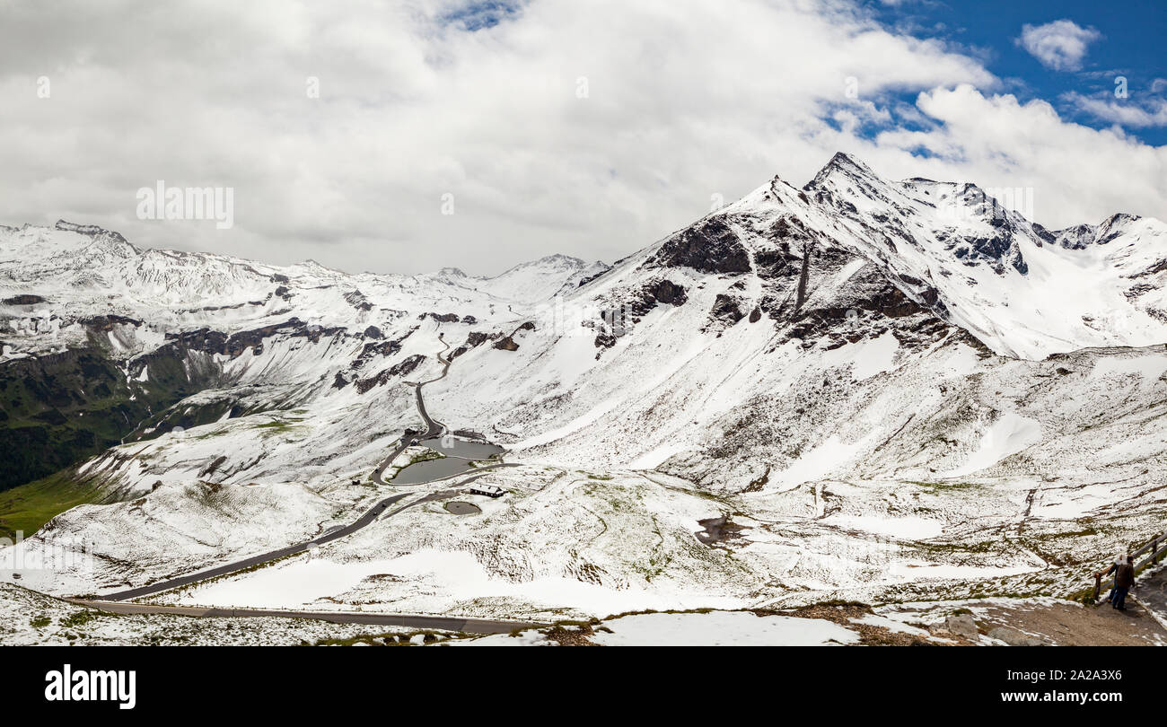 Vue large de la Haute Route alpine du Grossglockner sur terrain montagneux dans la région autrichienne du Tyrol Banque D'Images