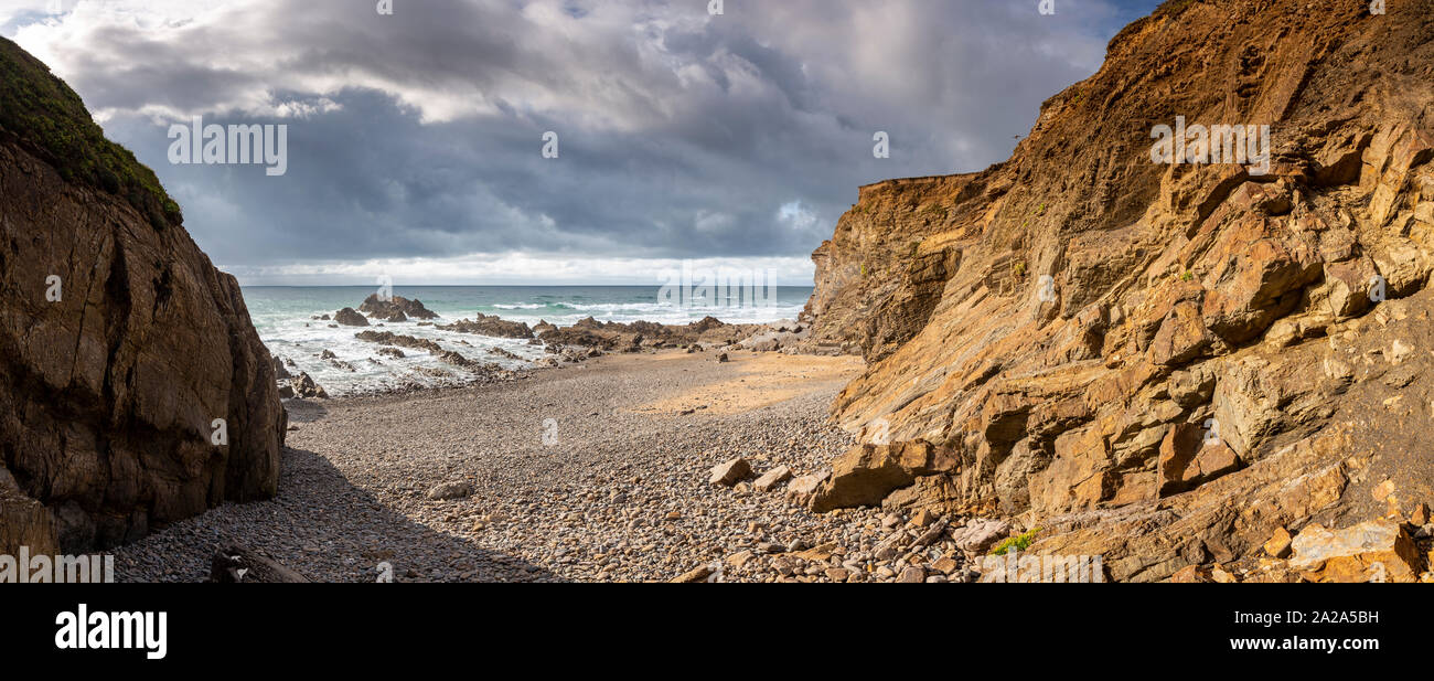 La baie isolée de première Anse à Bude sur la côte nord des Cornouailles Banque D'Images