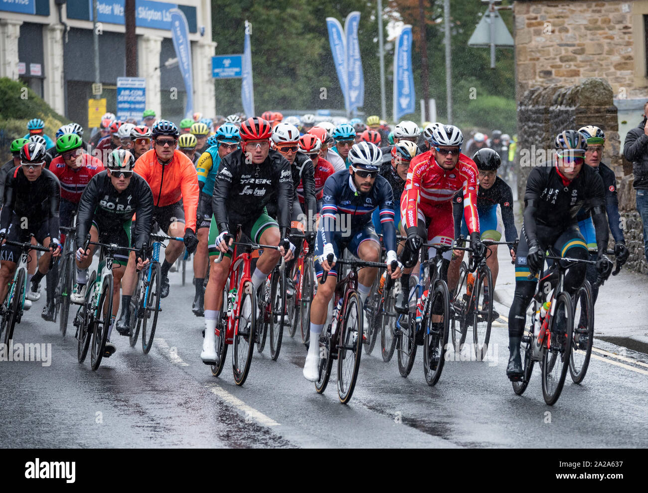 Les Championnats du Monde Route UCI 2019 Mens Elite race, de Leeds à Harrogate 261.8Km sur un parcours difficile par temps humide. Photographié ici entrer dans Skipton, Yorkshire. Crédit : Stephen Bell/Alamy Banque D'Images