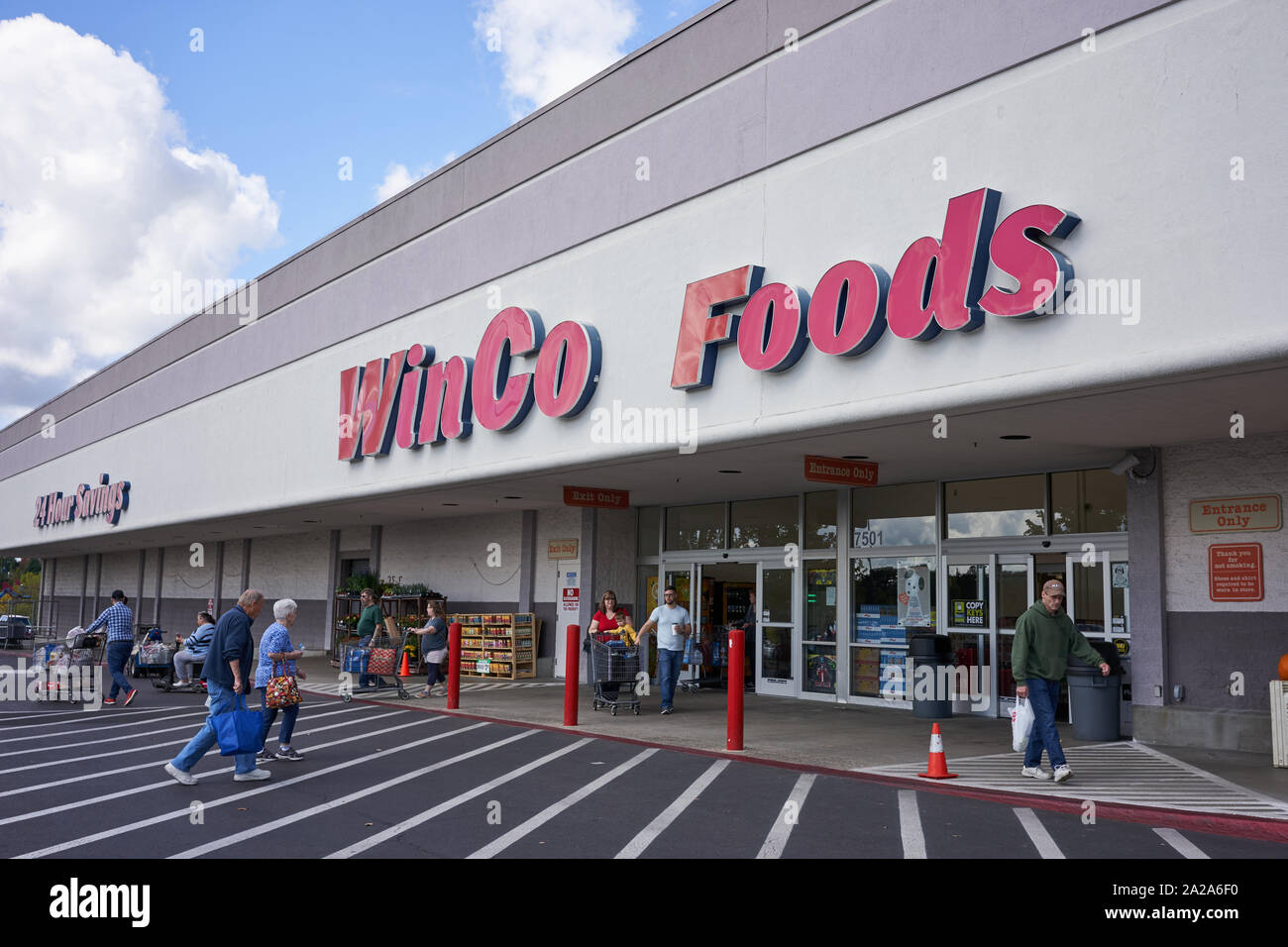 Les clients se trouvant à l'extérieur de l'entrée d'un supermarché WinCo Foods à Tigard, Oregon, le mardi 24 septembre 2019. Banque D'Images
