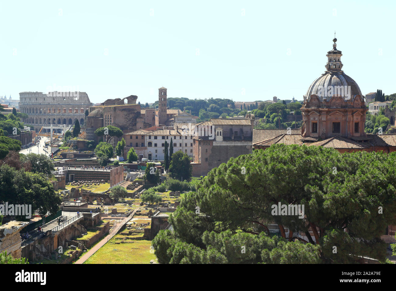 Vue sur la ville de Rome avec des bâtiments et Colisée Forum Banque D'Images
