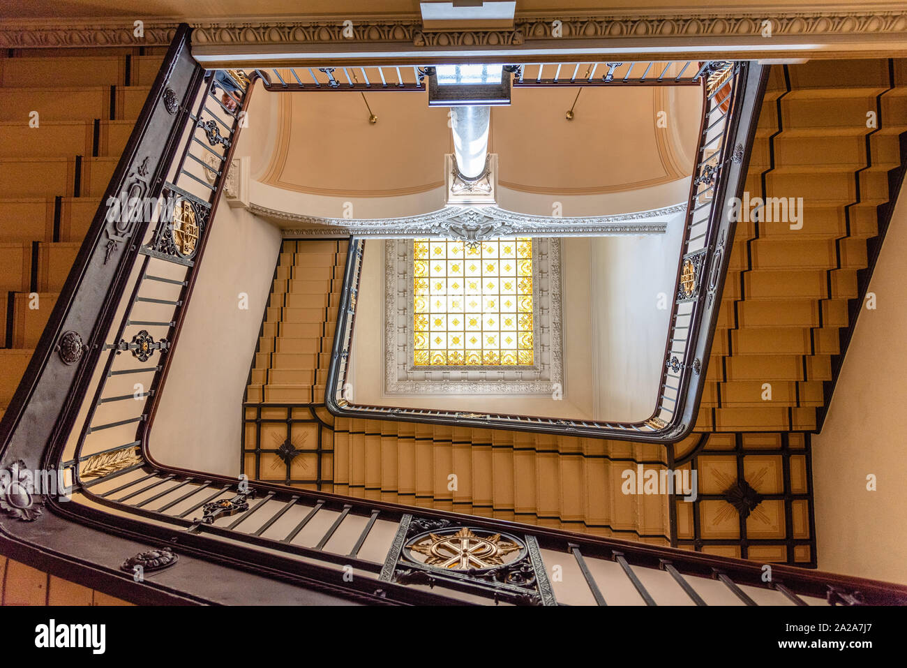 Berlin, Allemagne - 27 juillet 2019 - vue intérieure de l'escalier principal de la cathédrale de Berlin. Low angle view. Banque D'Images