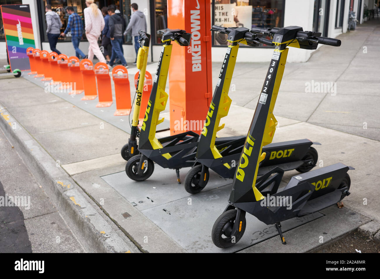 Portland, OR, USA - Sep 27, 2019 Marque : scooters électriques partagés dockless vu à côté d'une gare au centre-ville Biketown Nike. Banque D'Images