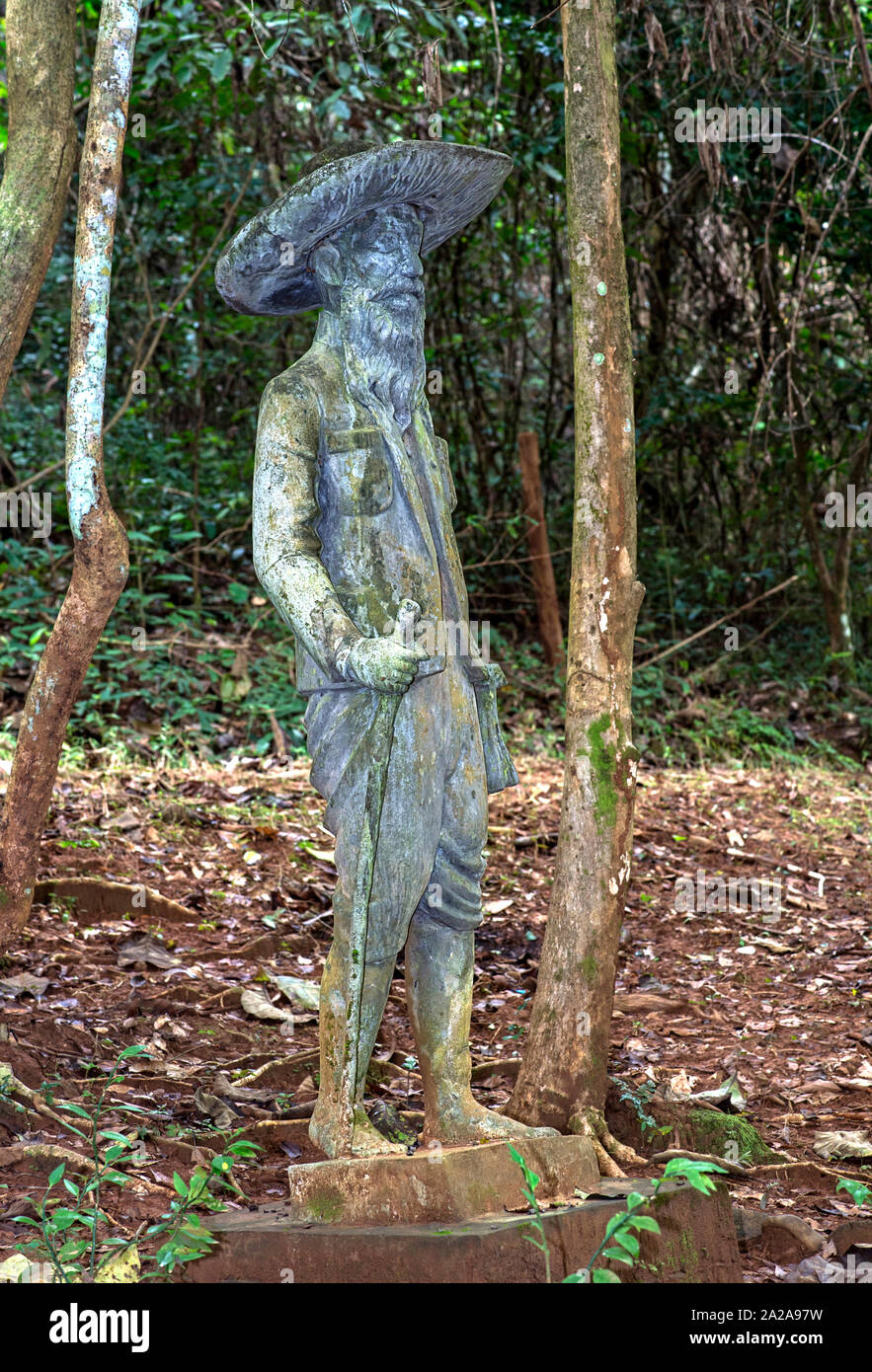 Sculpture grandeur à la tombe d'Henri Mouhout 1826-1861, un explorateur et écrivain français sur Angkor Wat, Luang Prabang, Laos Banque D'Images