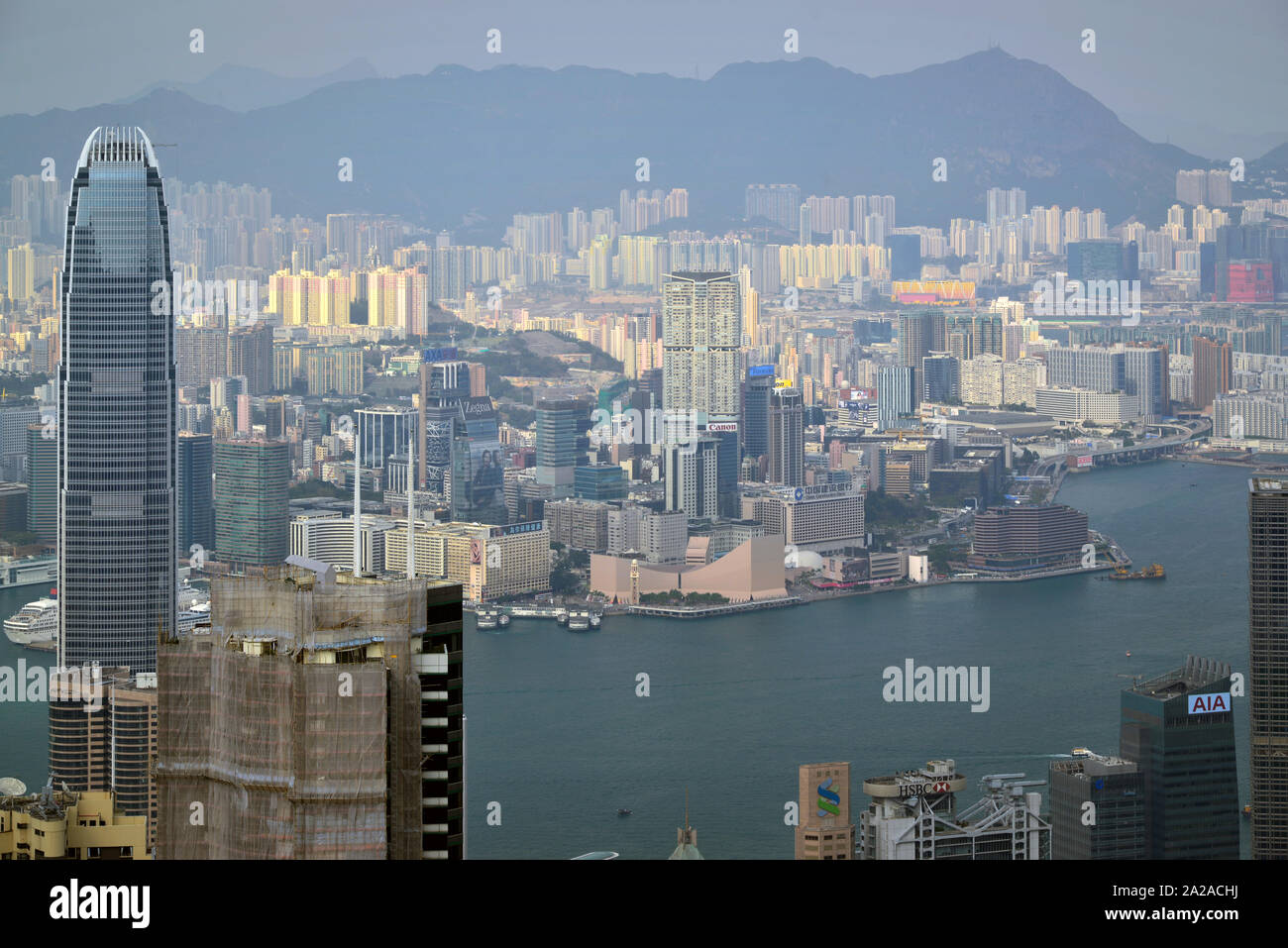 Hong Kong, Chine 04. Mars 2013 : vue depuis le pic de l'île de Hong Kong et Tsim Sha Tsui Banque D'Images