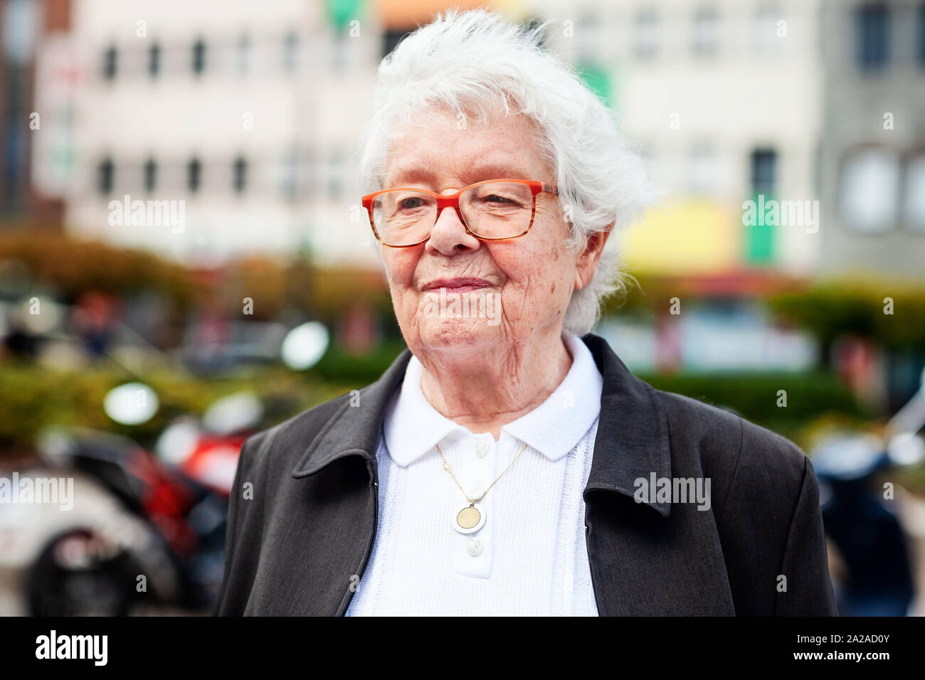 Magnifique Portrait de femme européenne de in city street Banque D'Images