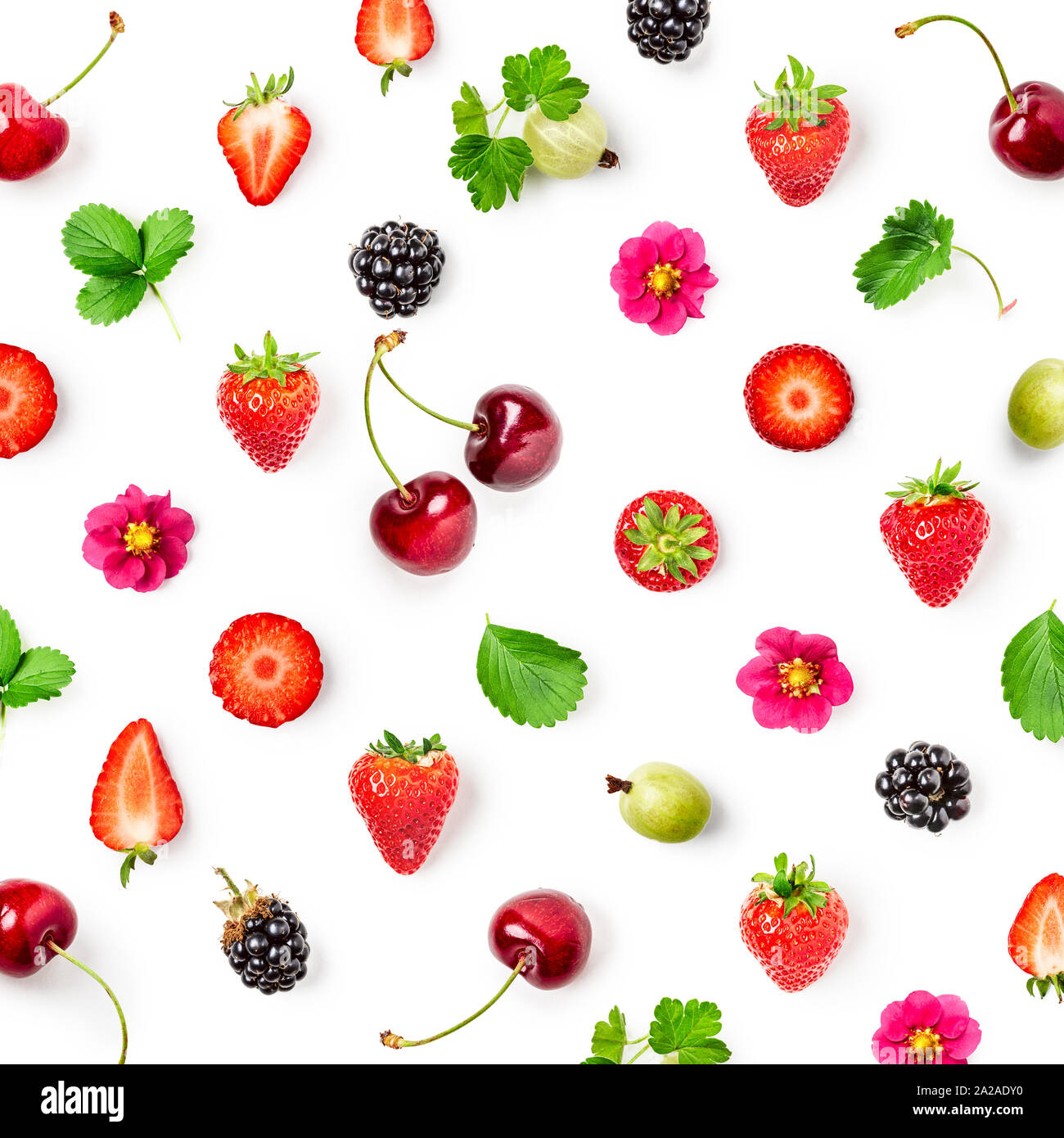 Des fraises fraîches, de cerise, de groseille et de blackberry sur fond blanc. Concept de saine alimentation. Les fruits d'été. Haut de la vue, télévision lay Banque D'Images