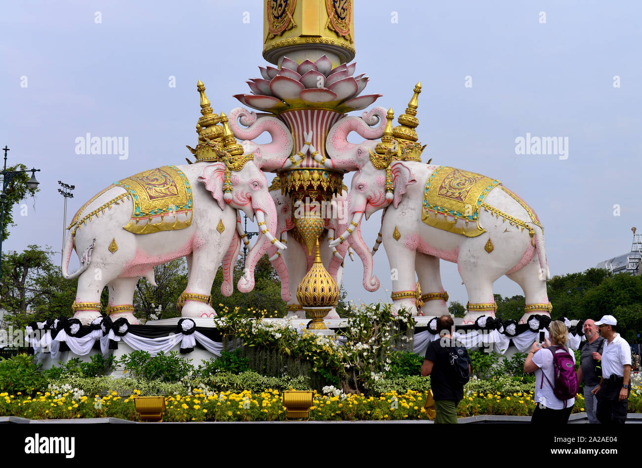 BANGKOK, THAÏLANDE CENTRALE/ Thaïlande- 06. Janvier 2017. Les touristes en face de l'éléphant rose Monument à l'honneur de l'affiche Thai le Roi Bhumibol. Banque D'Images