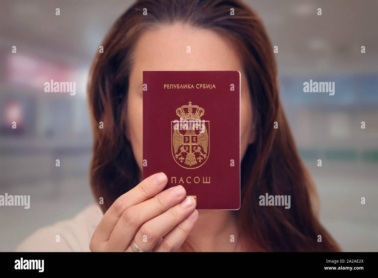 Femme à l'aéroport de quitter le pays Banque D'Images