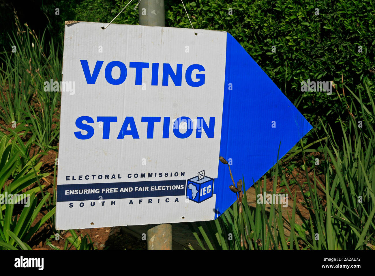 Panneau indiquant l'IEC de vote de Pretoria près de Lynwood Église catholique, Border Road East, Lynwood, Pretoria, la Province de Gauteng, Afrique du Sud. Banque D'Images