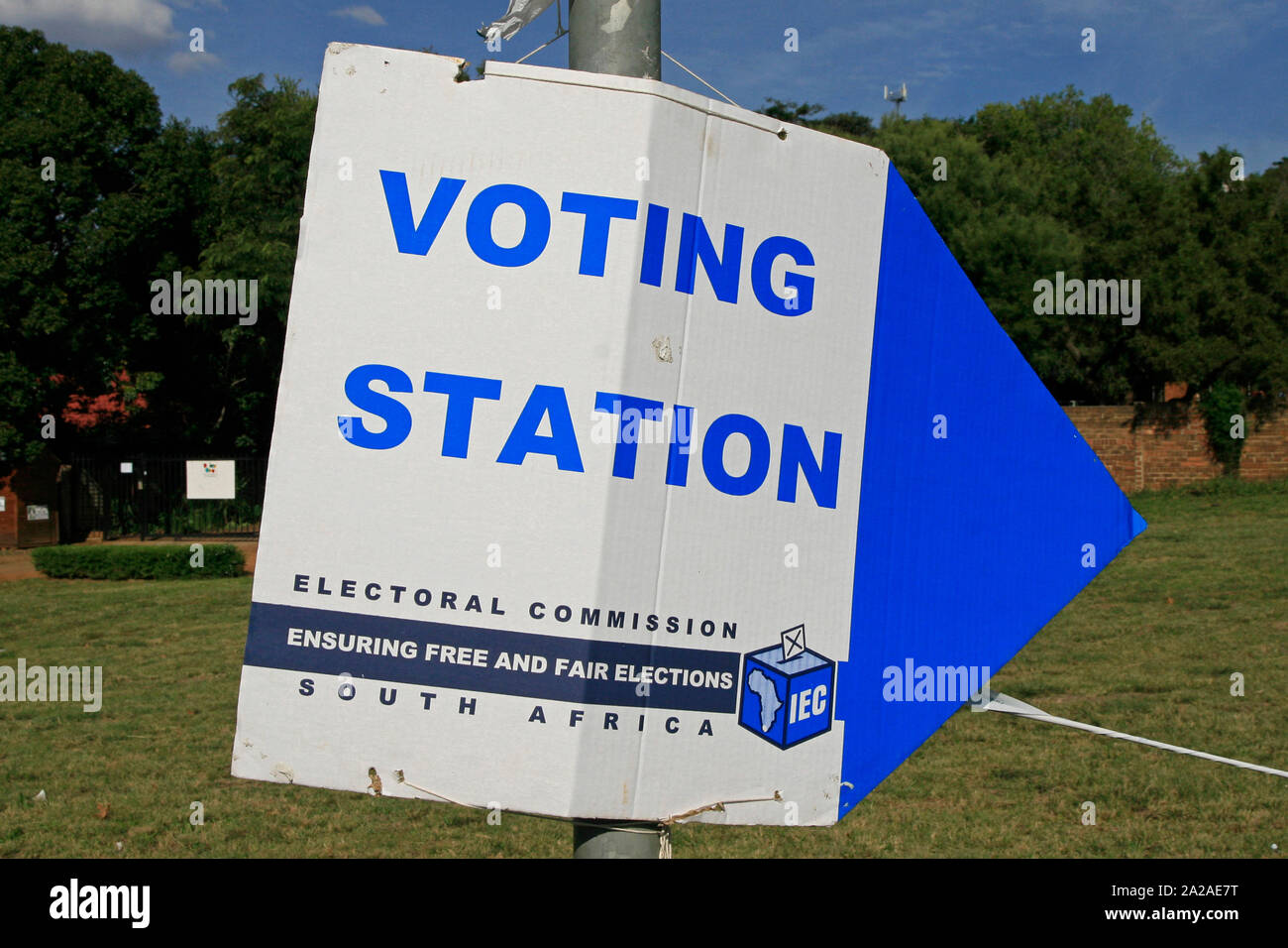 Panneau indiquant l'IEC de vote de Pretoria près de Lynwood Église catholique, Border Road East, Lynwood, Pretoria, la Province de Gauteng, Afrique du Sud. Banque D'Images