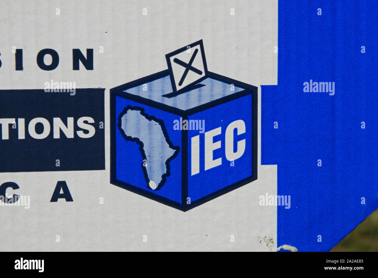 Avis de droit en bas de panneau indiquant l'IEC de vote de Pretoria près de Lynwood Église catholique, Border Road East, Lynwood, Pretoria, la Province de Gauteng, Afrique du Sud. Banque D'Images