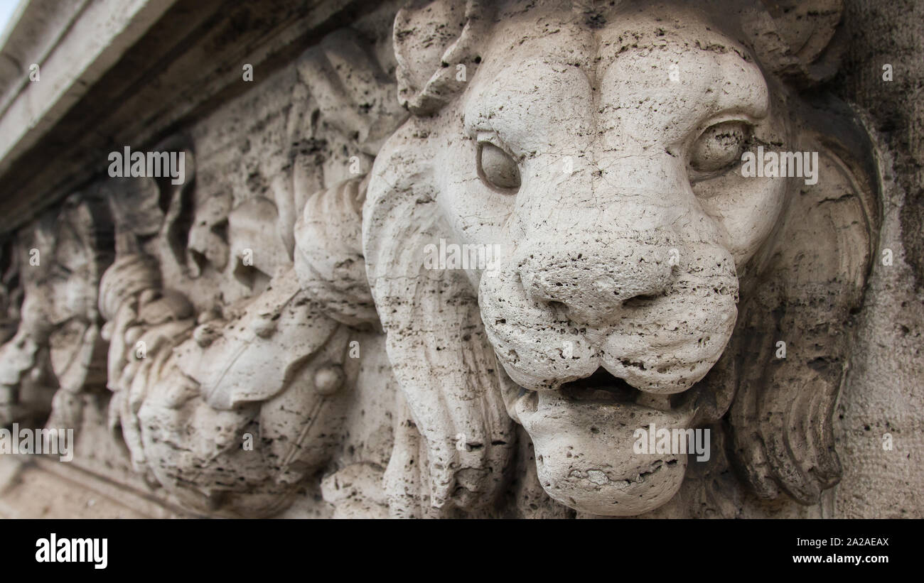 Sculpture de tête de lion sur le pont Vittorio Emanuele II à Rome, Italie. Banque D'Images