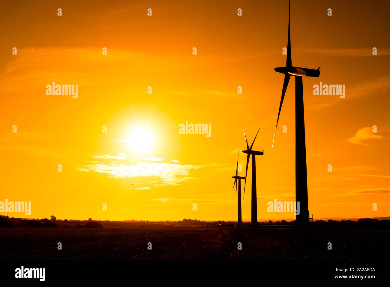 Éoliennes commerciales au lever du soleil par temps clair Banque D'Images