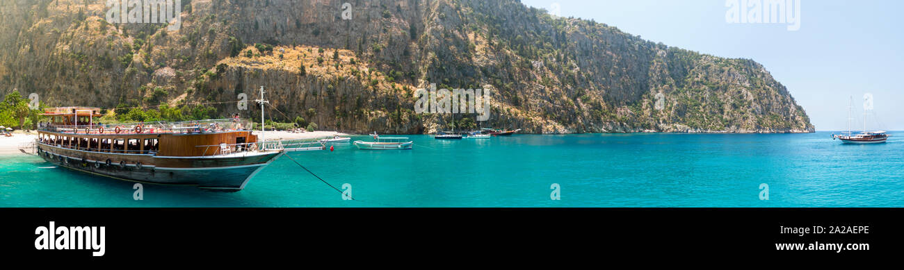 Vue panoramique de la voile de bateau amarré dans une baie avec une mer calme et de montagnes au loin Banque D'Images