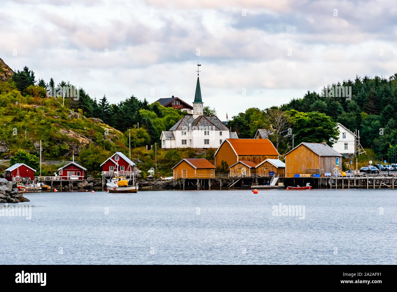 Norway-August,Lofoten Moskenes:25,2019 village de pêche dans les îles Lofoten Moskenes et au nord de l'Église dans le comté de Nordland Sorvagen. Banque D'Images