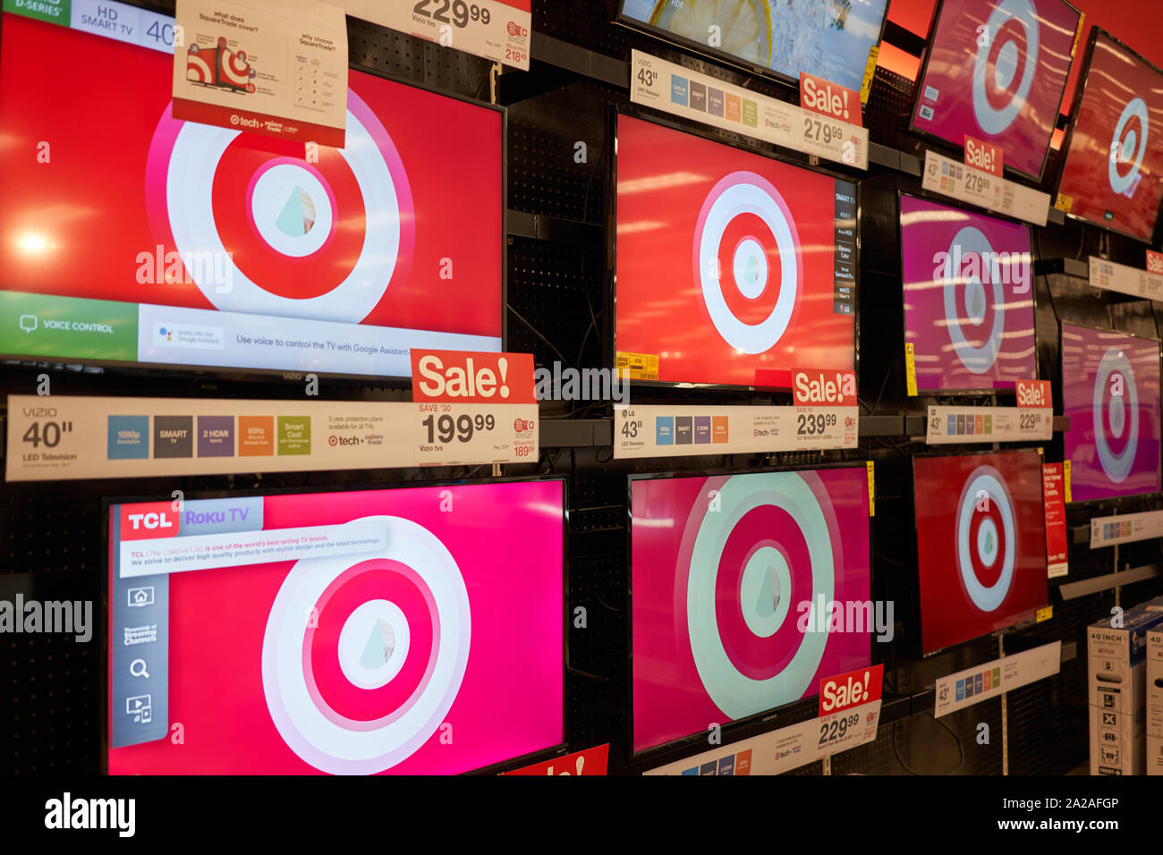 Tigard, Oregon, USA - Sep 18, 2019 : lignes de la télévision sur l'écran avec des étiquettes de prix montrant en vente dans un magasin Target à Tigard. Banque D'Images