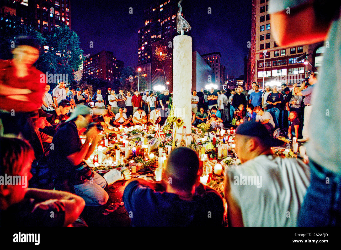 Les gens autour d'un rassemblement spontané d'abord Candle Light session qui dure des semaines à Union Square, honorant les tués dans l'attentat du WTC et demander pour la paix... Banque D'Images