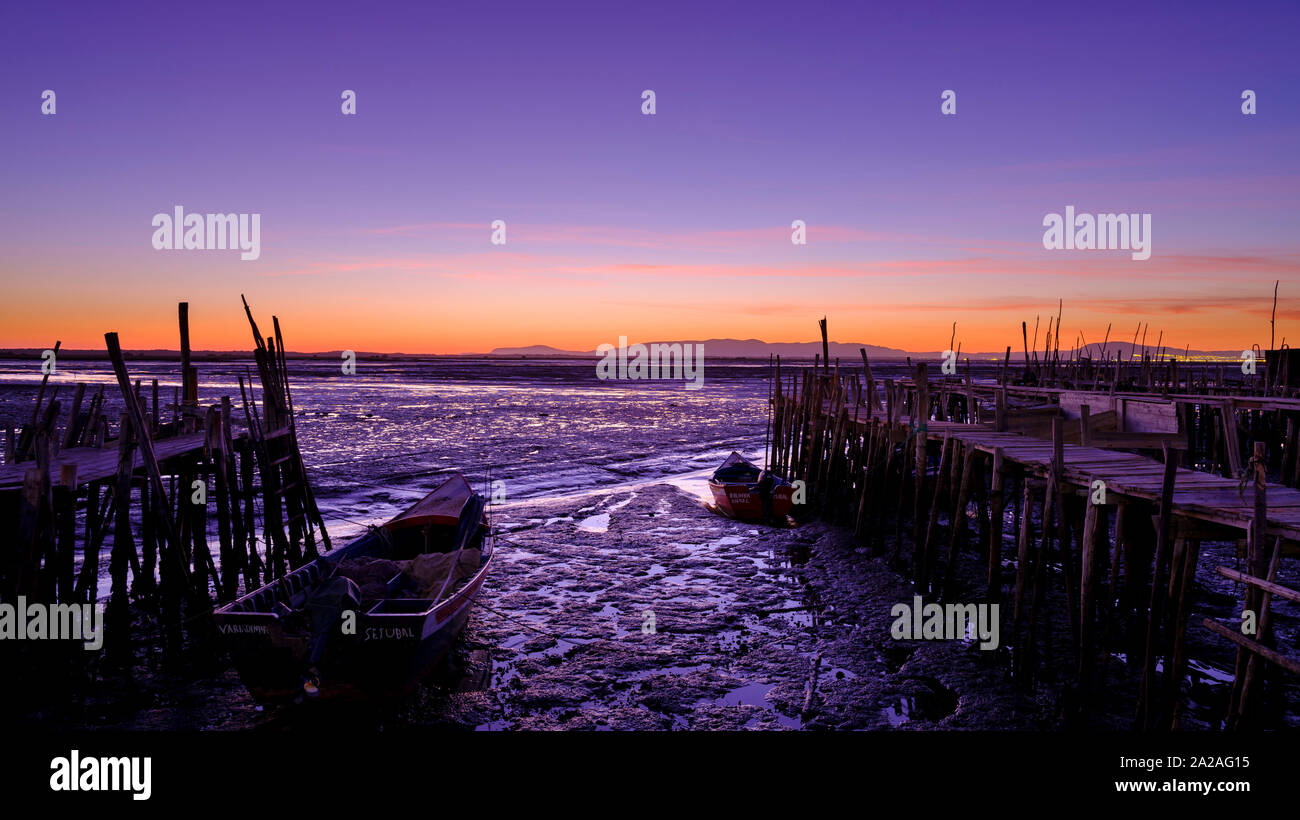 Setubal, Portugal - 11 septembre 2019 : Coucher de soleil à l'hôtel Porto da Carrasqueira en Palafítico la Reserva Natural do Estuário do Sado, Portugal Banque D'Images