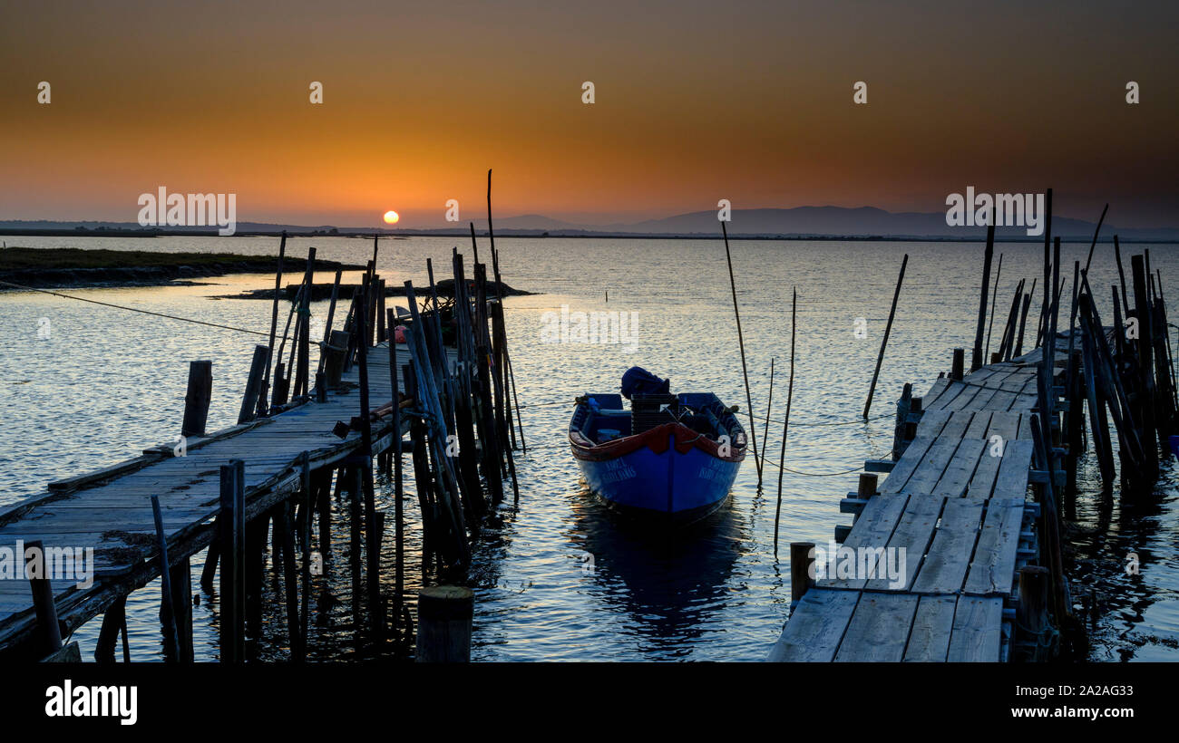 Setubal, Portugal - 11 septembre 2019 : Coucher de soleil à l'hôtel Porto da Carrasqueira en Palafítico la Reserva Natural do Estuário do Sado, Portugal Banque D'Images