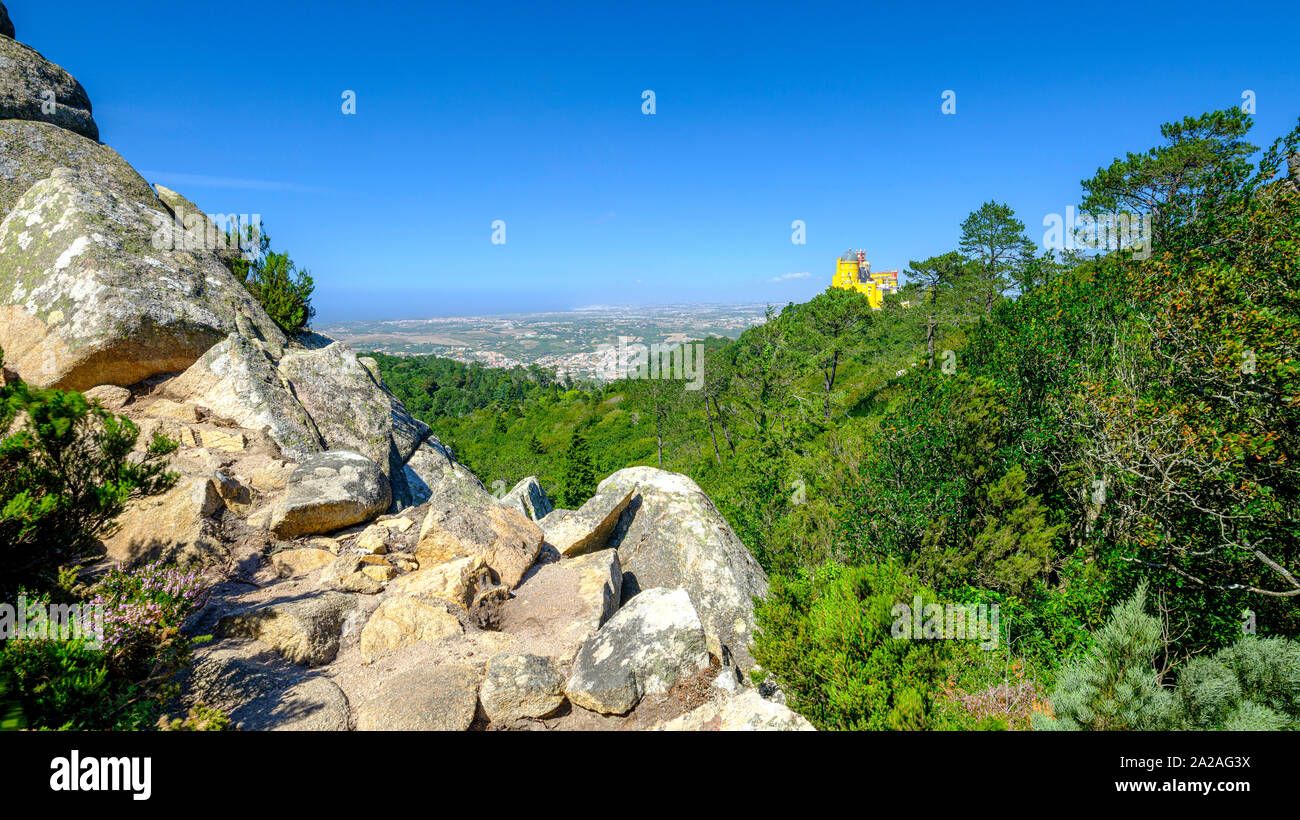 Sintra, Portugal - 10 septembre 2019 : Palacio Nacional da Pena du unmamed mont près de Cruz Alta. Banque D'Images