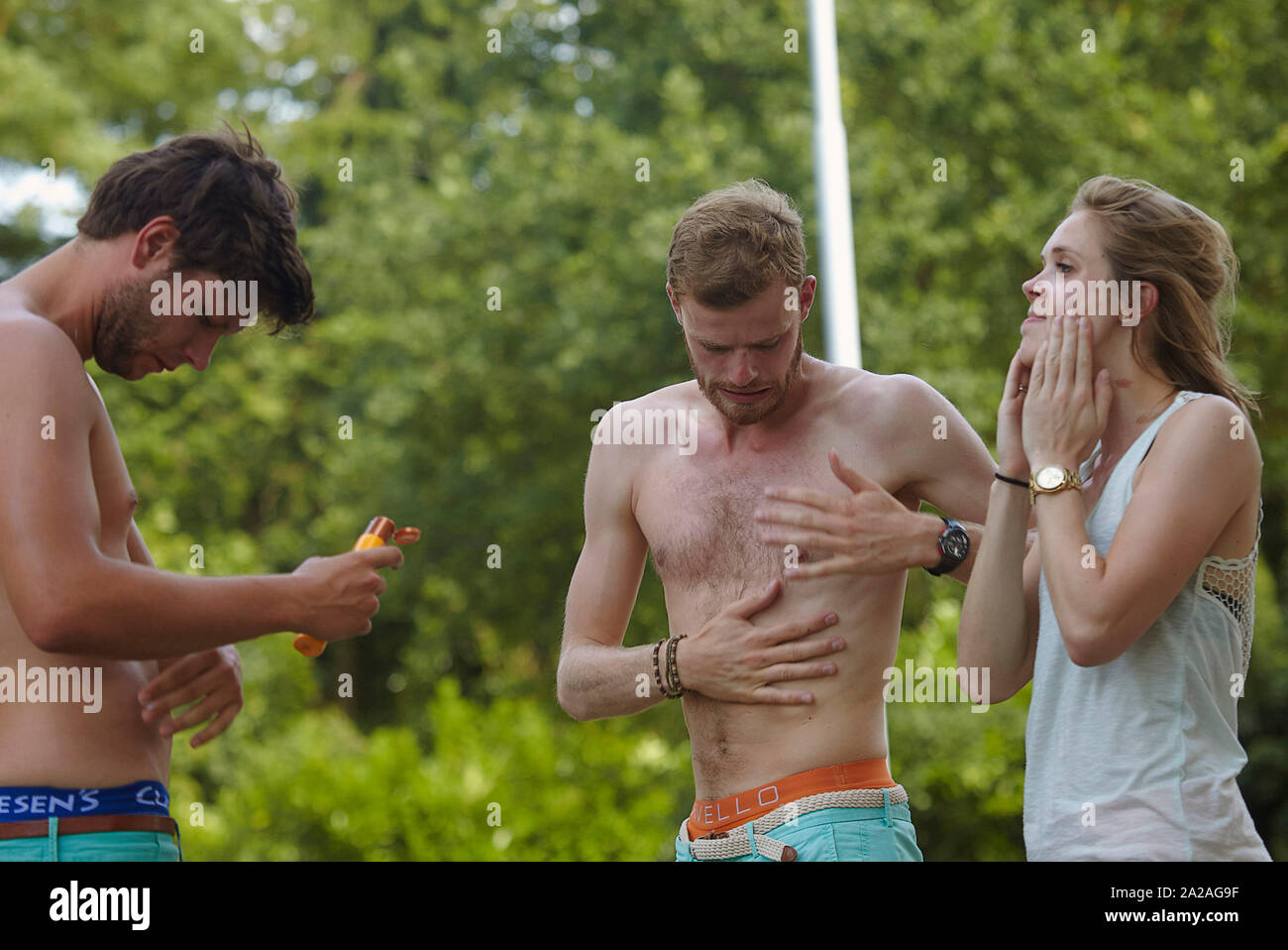 Les Pays-Bas Nijmegen Goffertpark personnes marchant à concert Mumford and Sons. Beau temps, température élevée en été 4-7-2015 foto jaco Claude Rostand Banque D'Images