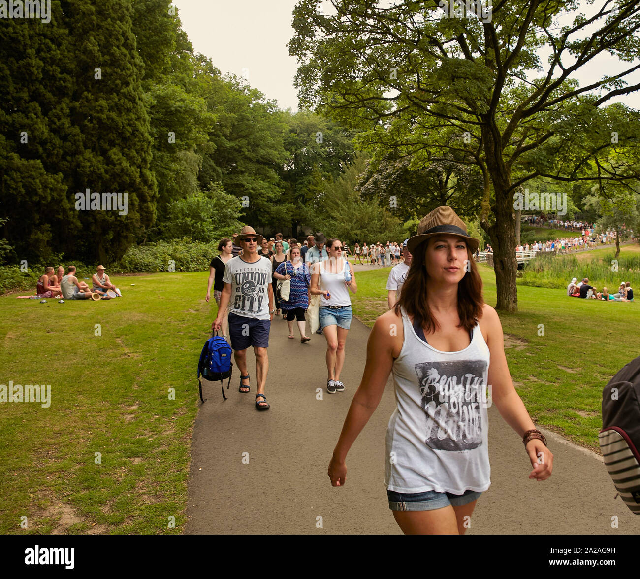 Les Pays-Bas Nijmegen Goffertpark personnes marchant à concert Mumford and Sons. Beau temps, température élevée en été 4-7-2015 foto jaco Claude Rostand Banque D'Images