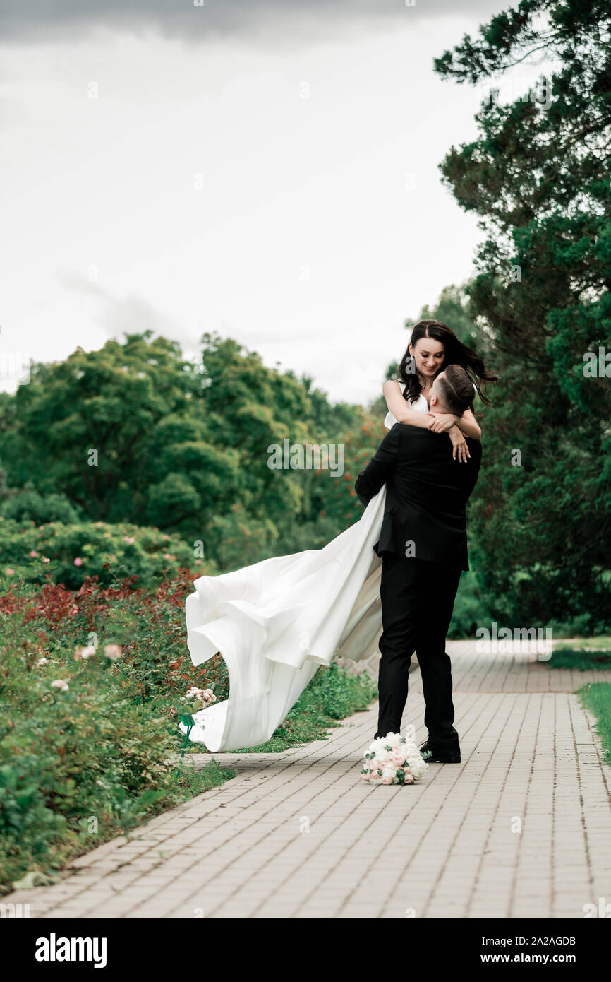 Beautiful couple in love sur l'arrière-plan flou de Parc de la ville Banque D'Images