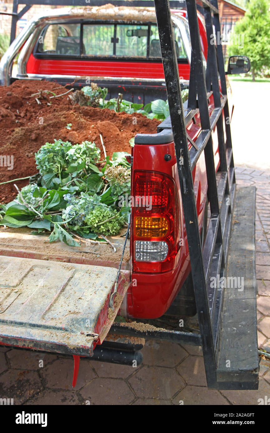 Camionnette rouge au site de construction, dans l'entrée de Moreleta Park, Pretoria, Gauteng, Afrique du Sud. Banque D'Images