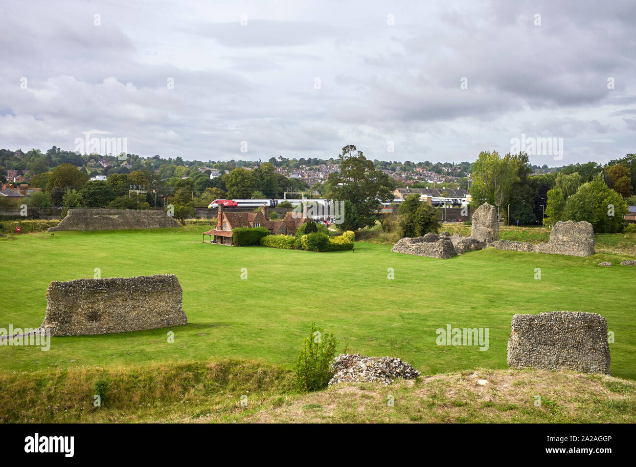 La vue de Berhamsted donjon avec une vierge Pendelino former dans l'arrière-plan Banque D'Images
