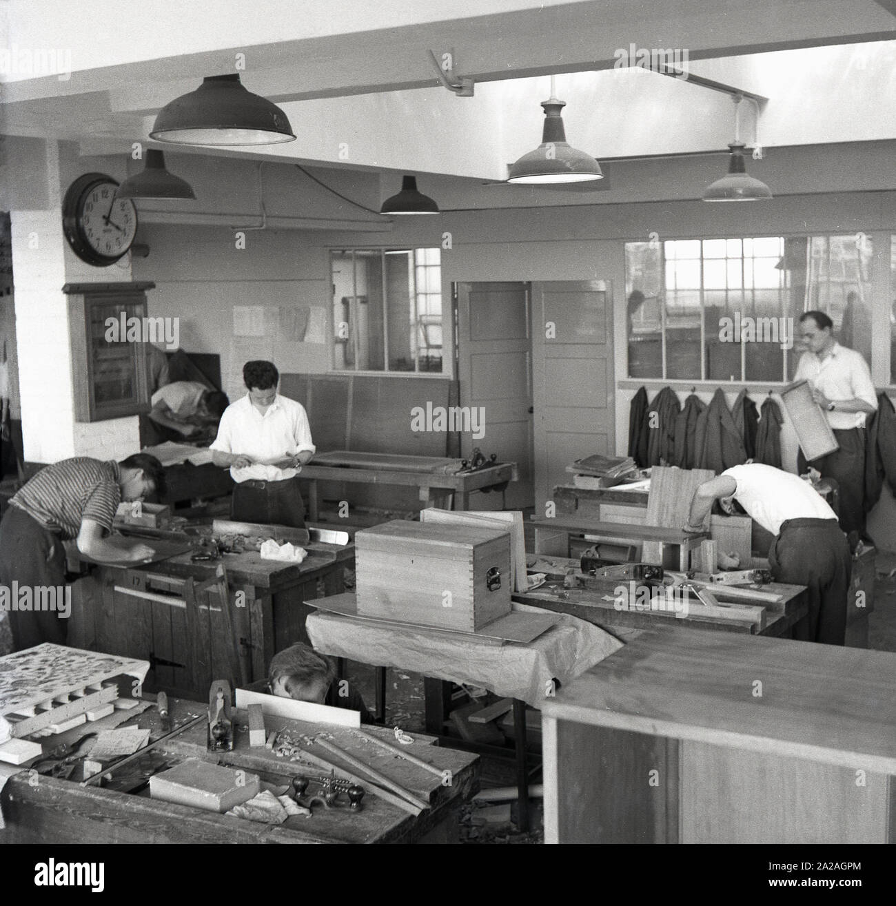 Années 1960, historiques, étudiants masculins dans un atelier de menuiserie, Angleterre, Royaume-Uni. Banque D'Images