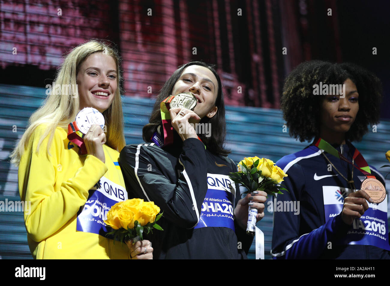 Doha, Qatar. 1 octobre, 2019. Athlète médaillé d'or neutre autorisé Mariya Lasitskene (C), médaillé d'argent Yaroslava Mahuchikh (L) de l'Ukraine et de bronze Vashti Cunningham, de l'Organisation des membres de poser pour des photos pendant le saut à la cérémonie de remise des Championnats du monde d'athlétisme de l'IAAF de 2019 à Doha, Qatar, le 1 octobre, 2019. Crédit : Li Ming/Xinhua/Alamy Live News Banque D'Images