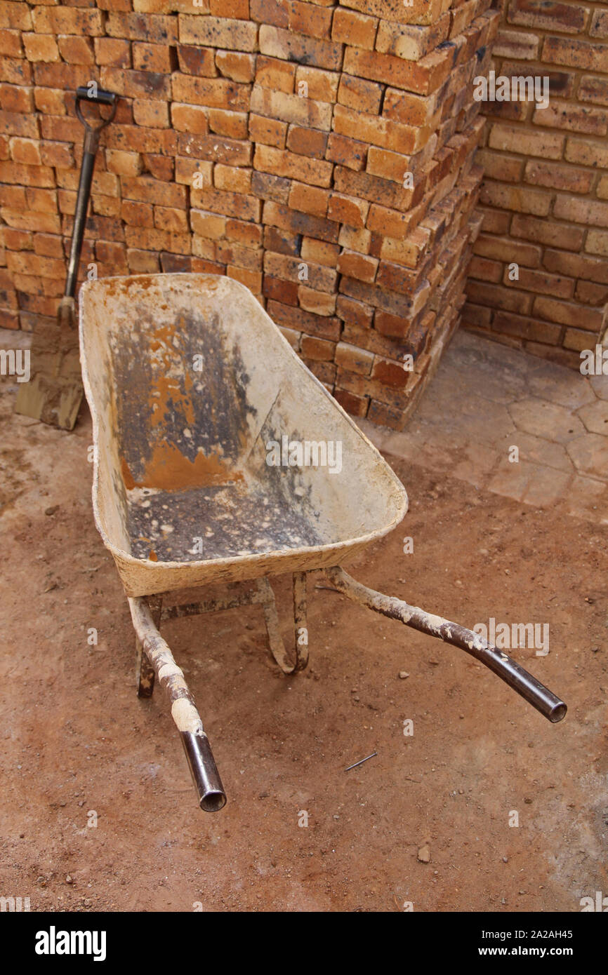 Brouette et une pelle à côté d'une pile de briques, Moreleta Park, Pretoria, la Province de Gauteng, Afrique du Sud. Banque D'Images