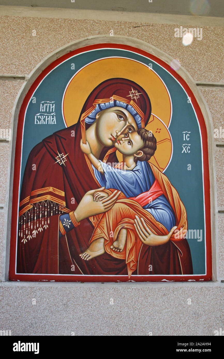 Peinture portrait iconique orthodoxe serbe de la Vierge et l'Enfant Jésus à l'intérieur de l'Alexander Nevski Eglise orthodoxe serbe, Belgrade, Serbie. Banque D'Images