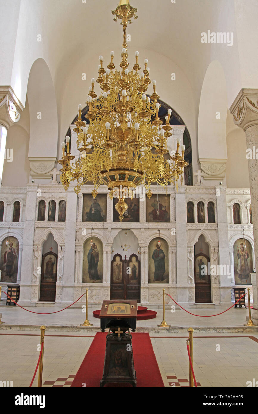 Lustre doré et Saint icônes dans l'intérieur de l'Alexander Nevski Eglise orthodoxe serbe, Belgrade, Serbie. Banque D'Images