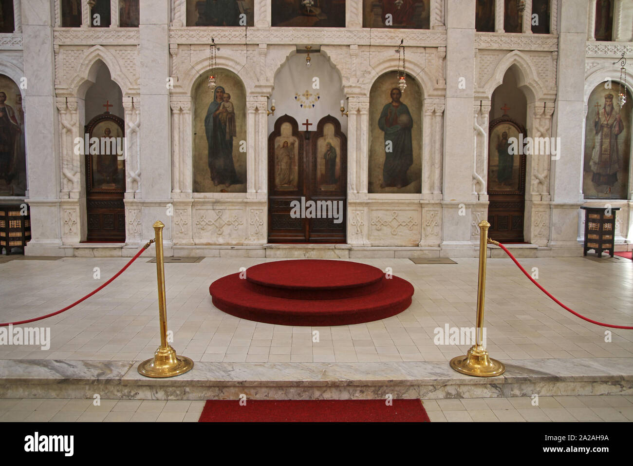 L'intérieur avant de l'Église orthodoxe serbe, Alexandre Nevski, avec photos Saint emblématique, Belgrade, Serbie. Banque D'Images