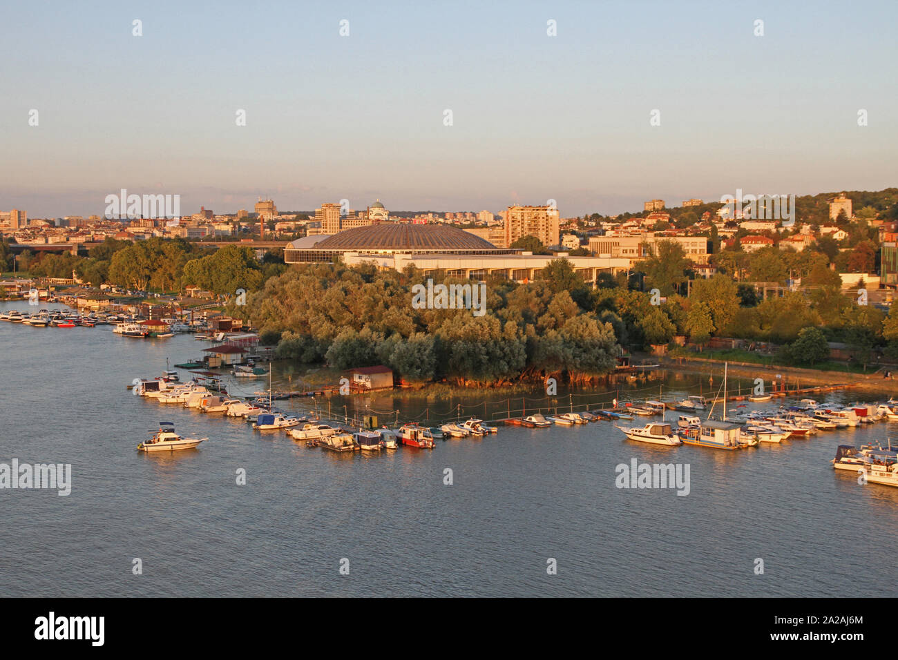 Voir de près de port et juste Sajam Ada Pont sur la Save, Belgrade, Serbie. Banque D'Images