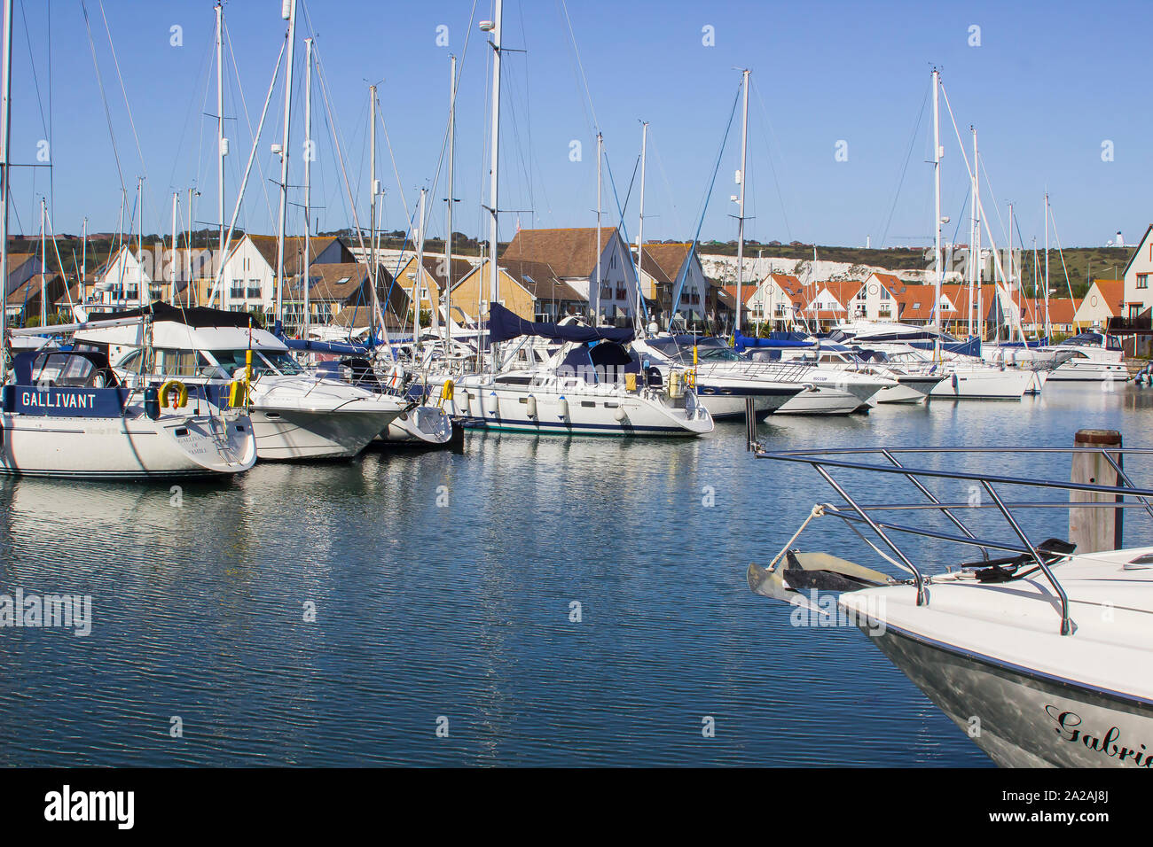 18 septembre 2019 yachts de luxe et de croisière amarrés dans le port de plaisance à Port Solent dans Hampshire sur la côte sud de l'Angleterre Banque D'Images