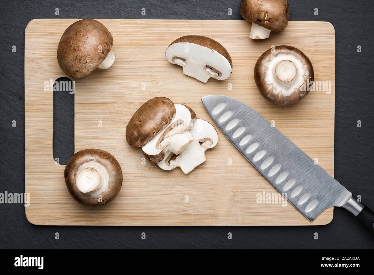 Quelques tranches de champignons sur une planche à découper. Banque D'Images