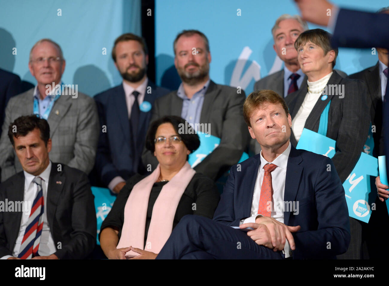 Richard Tice (assis, à droite) à l'écoute de Nigel Farage, député européen s'exprimant lors d'un Brexit Partie rassemblement à l'Event Center de Kent dans son ancienne const parlementaire Banque D'Images