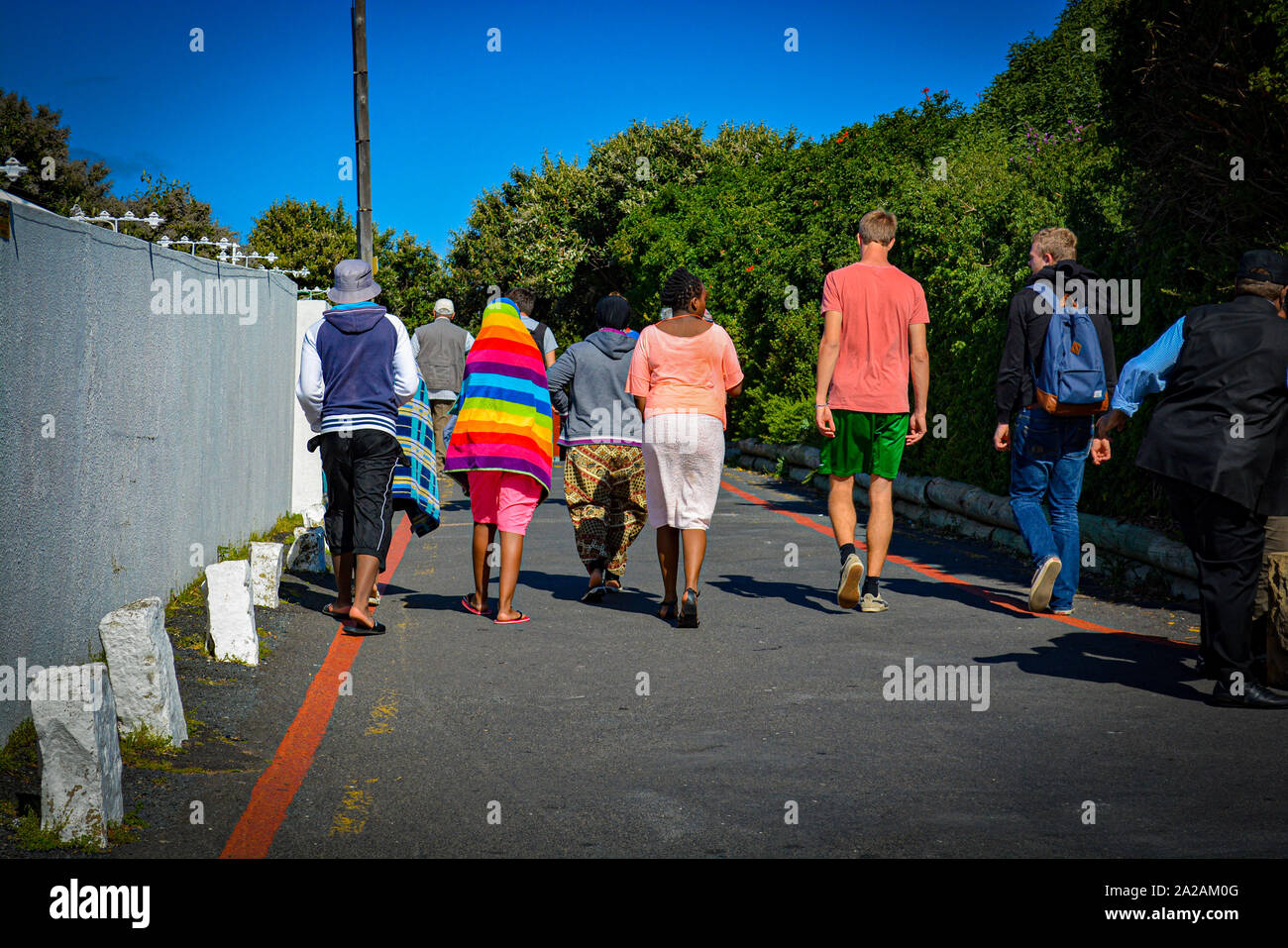 Vus de derrière, les gens portant des vêtements colorés comme ponchos Banque D'Images