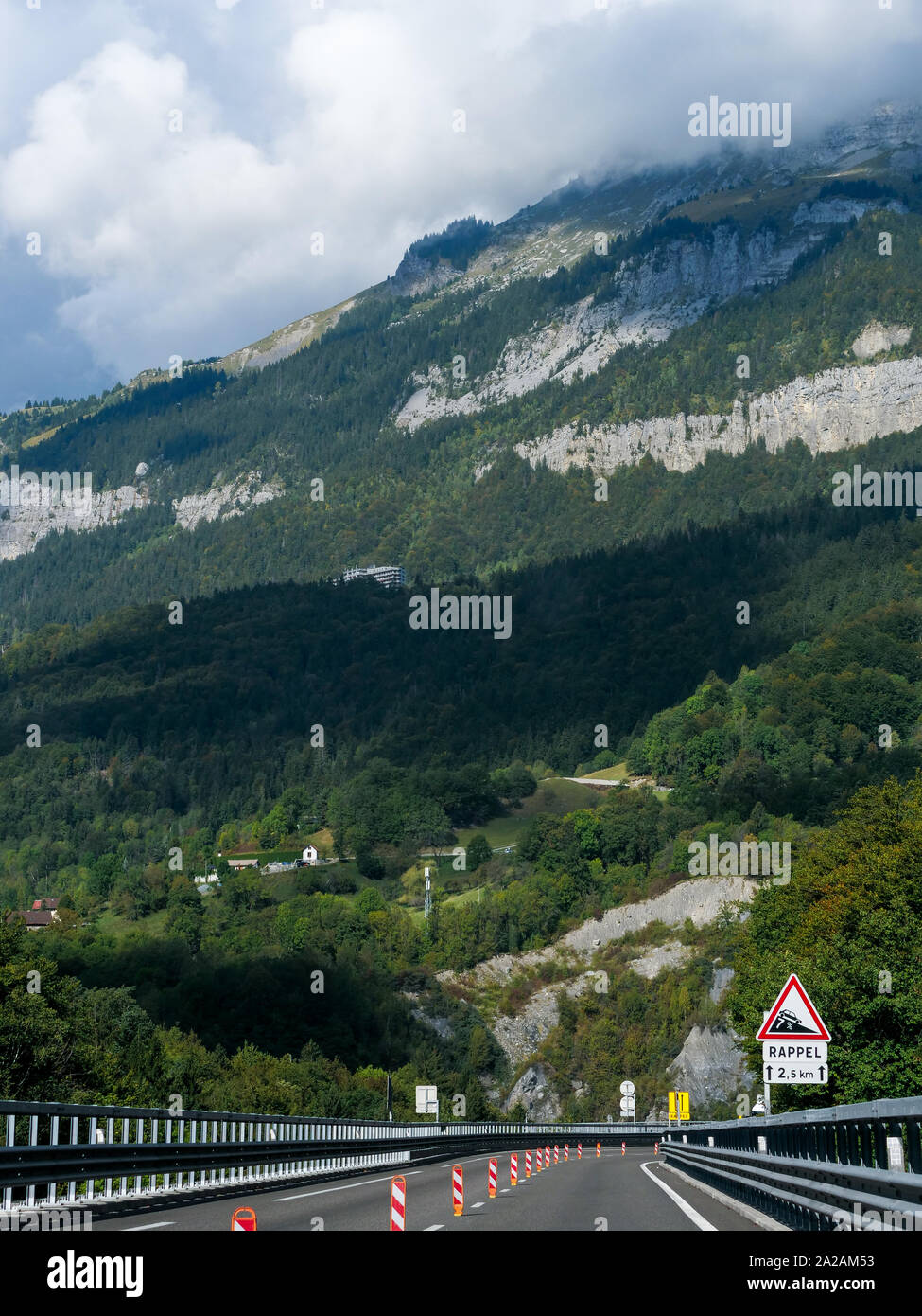 Camions de route sur le viaduc Egratz, Chamonix-Mont-Blanc, Haute-Savoie, France Banque D'Images