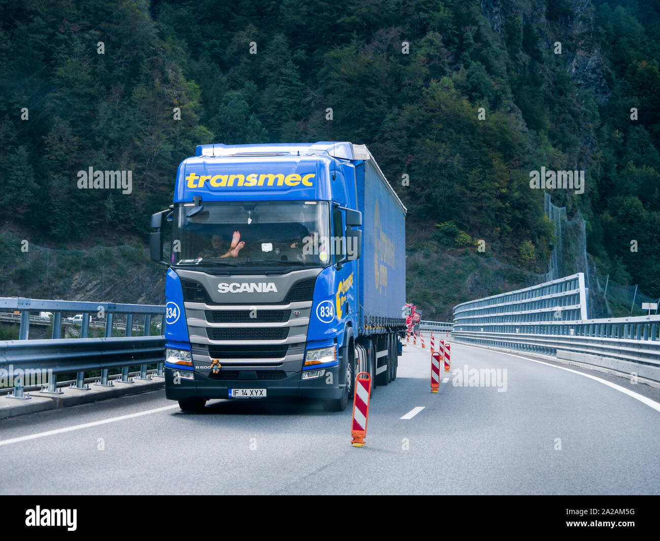Camions de route sur le viaduc Egratz, Chamonix-Mont-Blanc, Haute-Savoie, France Banque D'Images